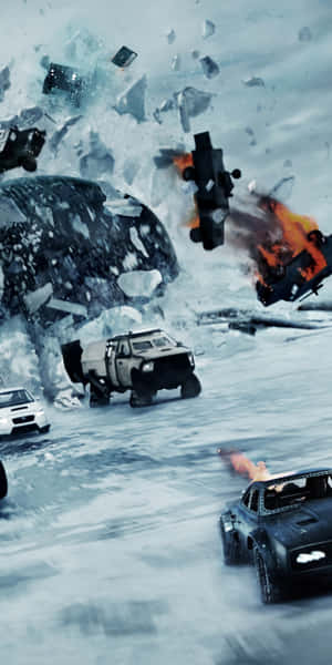 汽車在雪地地形上奔馳，伴隨著爆炸和飛舞的碎片。 — Pixel 3 壁紙