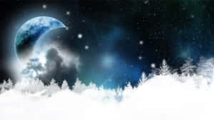 雪地森林，發光的彎月和星空夜空下，宇宙雲層。 — 月光 壁紙