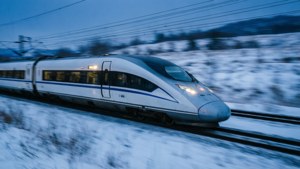 一列高速列車在黃昏時分疾馳穿過白雪覆蓋的冬季田野。 — 火車 壁紙