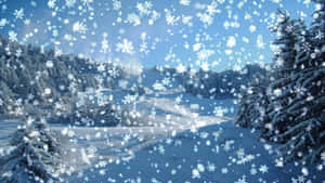 雪花飄落在白雪覆蓋的森林和山上，天空清澈湛藍。 — 冬季風景 壁紙