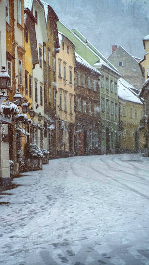 被雪覆蓋的街道，歷史建築和雪中的腳印。 — 冬季風景 壁紙