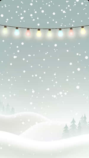 在彩色燈串下飄雪，伴隨著雪丘和松樹。 — 冬季風景 壁紙