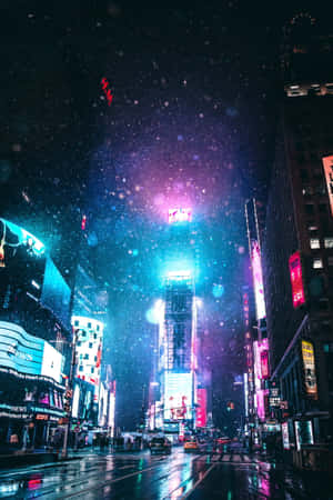 在一個雨夜，霓虹燈照亮城市街道，雪花飄落，高樓大廈和明亮的招牌聳立。 — Huawei MatePad 壁紙