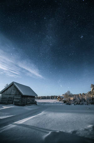 雪覆蓋的小屋，冬夜星空，微弱極光 — 冬季房屋 壁紙