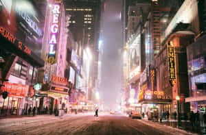 夜晚積雪的時代廣場，閃爍的招牌和稀疏的行人。 — 冬季風景 壁紙