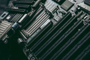 電腦主機板特寫，具有 RAM 插槽和組件。 — 電路板 壁紙
