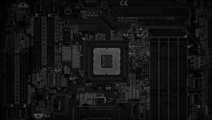 黑白電腦主機板的特寫，帶有發光電路。 — 黑色桌面 壁紙