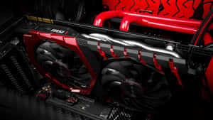 安裝在電腦中的紅黑 MSI 顯示卡，配備雙風扇。 — 4K 遊戲 壁紙