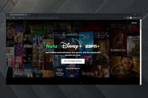 電腦螢幕顯示Hulu Disney ESPN組合推廣，附有電影和電視節目的縮圖。 — 昏暗 壁紙