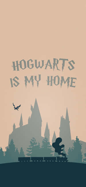 霍格華茲城堡剪影，帶有火車和貓頭鷹，在桃色天空下，文字「Hogwarts is my home」。 — iPhone 16e 壁紙