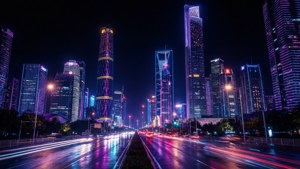 霓虹燈照亮的摩天大樓和夜間濕滑城市道路上拖曳的車燈。 — 1280x720 壁紙
