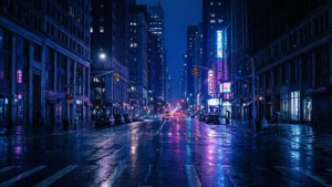 濕漉漉的城市街道在夜晚閃爍著高樓大廈的霓虹倒影。