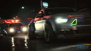 一輛發光的綠色跑車在夜間濕漉漉的城市街道上奔馳，警察在後追捕。 — 探險活寶 壁紙