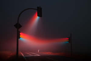 霧氣瀰漫的夜晚道路，被發光的交通燈照亮，投射出紅色和藍色的光束。 — 光線 壁紙