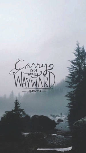 霧氣瀰漫的森林河流，松樹和手寫文字 Carry on my wayward son。 — 超自然 壁紙