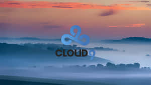 霧氣瀰漫的黎明丘陵，橙色天空和藍色雲朵標誌文字CLOUD9 — 16:9 壁紙