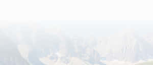 朦朧天空下，柔和灰色和藍色調的霧氣籠罩的山脈。 — 明亮 壁紙