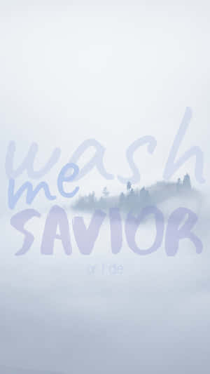 霧氣籠罩的山巒，帶有半透明靈性文字疊加，顯示 wash me SAVIOR or I die。 — 戰士 壁紙