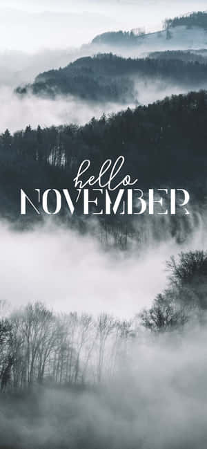 霧氣籠罩的森林山丘帶有單色調的 'hello november' 文字疊加。 — Moto E 壁紙