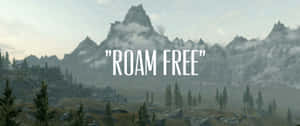 霧氣繚繞的山峰，有廢墟和文字 roam free — 上古卷軸 壁紙