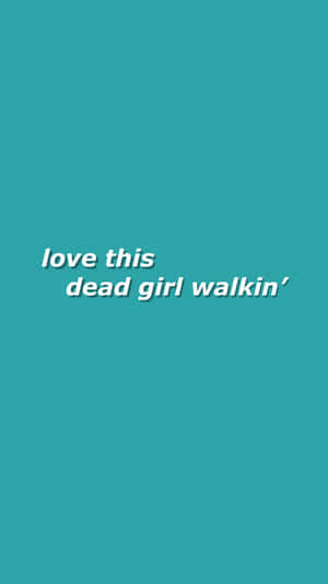 青綠色背景上帶有白色文字，寫著 love this dead girl walkin' — 茶園 壁紙