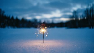 暮色中在雪地裡發光的點燃煙火。 — 新年 壁紙