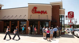 人們在陽光明媚的日子在Chick-fil-A餐廳外排隊等候。 — 薯條 壁紙