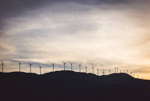 山丘上的風力發電機，日落時分 — 能量 壁紙