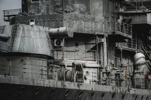 生鏽戰艦的砲塔和甲板的特寫，附有工業設備。 — 幽靈船 壁紙