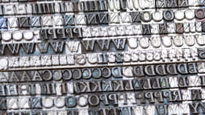 灰階的復古金屬活字塊行。 — 字體排印 壁紙