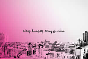 粉紅色漸變城市天際線，附有勵志名言stay hungry stay foolish。 — 美學粉色GIF 壁紙