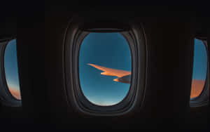 暮色飛行中透過窗戶看到的飛機機翼 — 4K 飛機壁紙