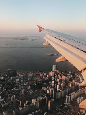 從飛機窗戶俯瞰城市和橋樑的日落景色 — 城市風景 壁紙