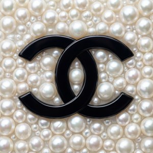 黑色 Chanel 標誌胸針被白色珍珠環繞。 — Pixel Watch 壁紙