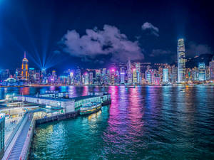 香港夜晚的天際線，色彩繽紛的燈光倒映在水面上。 — 城市燈光 壁紙