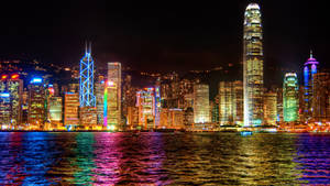 香港夜景，色彩繽紛的燈光倒映在水面上。 — 光線 壁紙