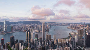 香港天際線日落，粉紅雲朵與海港船隻 — 香港 壁紙