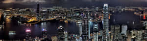 香港夜景，燈火通明的摩天大樓和海港燈光。 — 32:9 壁紙