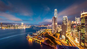 夜晚的香港天際線，燈火通明的摩天大樓和港口燈光。 — 城市風景 壁紙