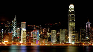香港夜景，閃爍的摩天大樓和水面倒影。 — 蒙特婁 壁紙