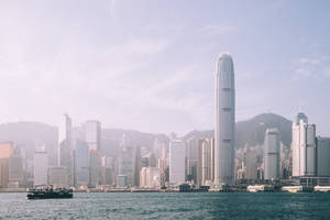 香港天際線，高樓大廈和水上的渡輪。 — 香港 壁紙