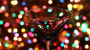 馬丁尼杯在派對中反射出五彩繽紛的燈光。 — 光線 壁紙
