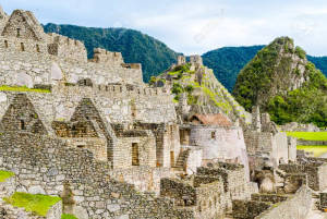 馬丘比丘的古老石頭廢墟 nestled among green mountains. — 南美洲 壁紙