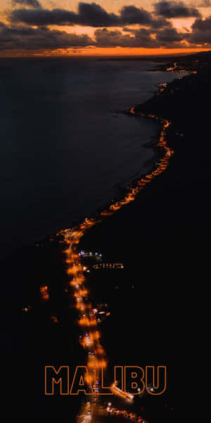 馬里布海邊在黃昏時分，沿著海岸有發光燈光的沿海道路。 — 道路 壁紙