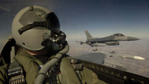 戰鬥機駕駛艙內的飛行員在地球上空與另一架噴射機並排飛行。 — 空軍 壁紙