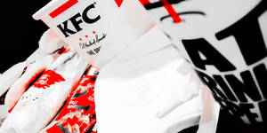黑色背景上帶有紅白品牌標識的KFC速食包裝。 — 肯德基 壁紙
