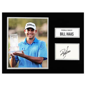 Bill Haas 手持高爾夫獎盃，旁邊放著他的親筆簽名牌。 — 運動 壁紙