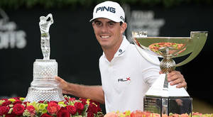 高爾夫球手Rory McIlroy手持獎盃，前景有紅玫瑰。 — 高爾夫球場 壁紙