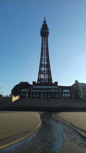 日落時分的 Blackpool Tower 與海灘上的海浪 — 城市 壁紙
