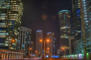 夜晚的城市景觀，有燈火通明的摩天大樓和街燈。 — 城市風景 壁紙